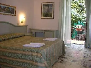 Pensión Gioia 2*